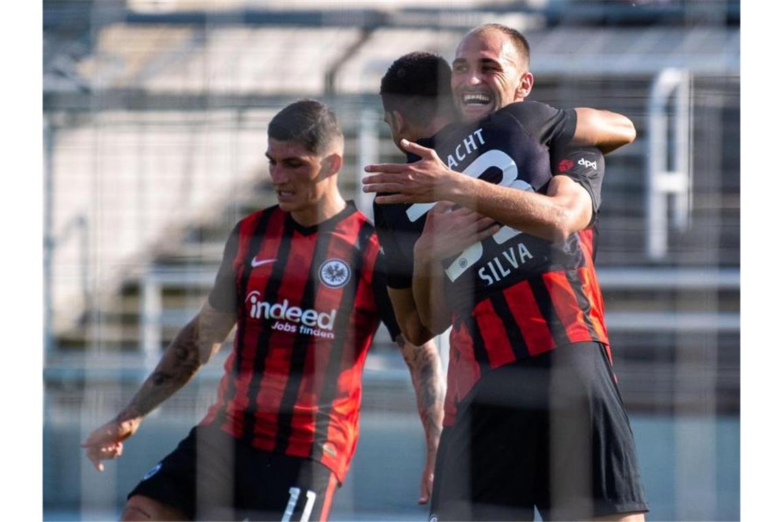 Eintracht Frankfurt setzt sich bei Drittligist 1860 München durch. Foto: Lino Mirgeler/dpa