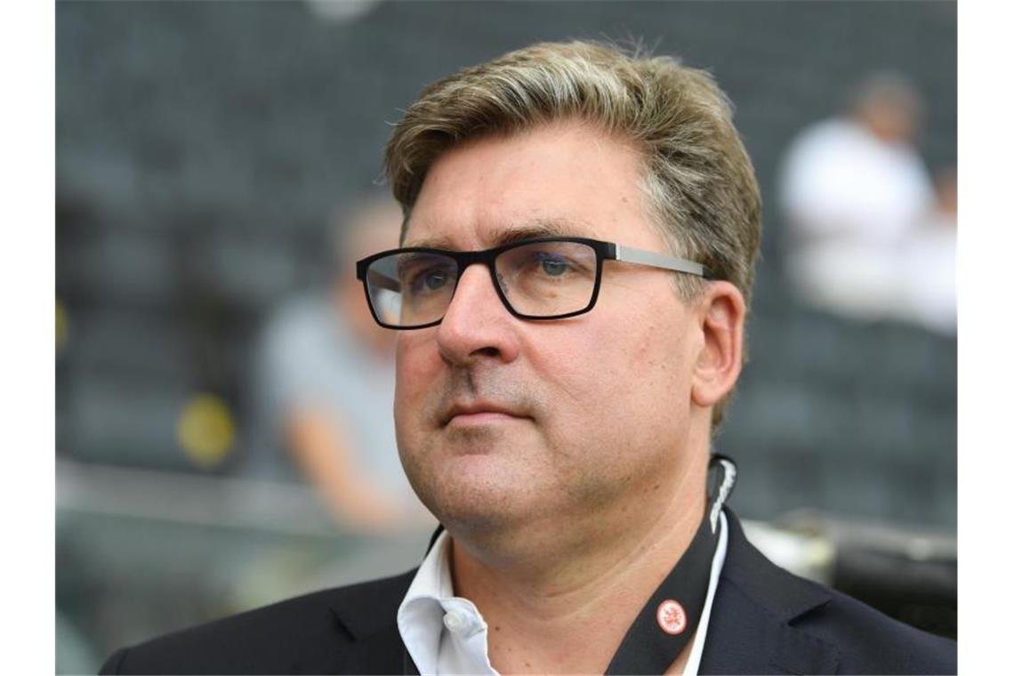 Eintracht Frankfurts Vorstandsmitglied Axel Hellmann hat die Finanzpolitik beim Bundesliga-Konkurrenten RB Leipzig scharf kritisiert. Foto: Arne Dedert/dpa