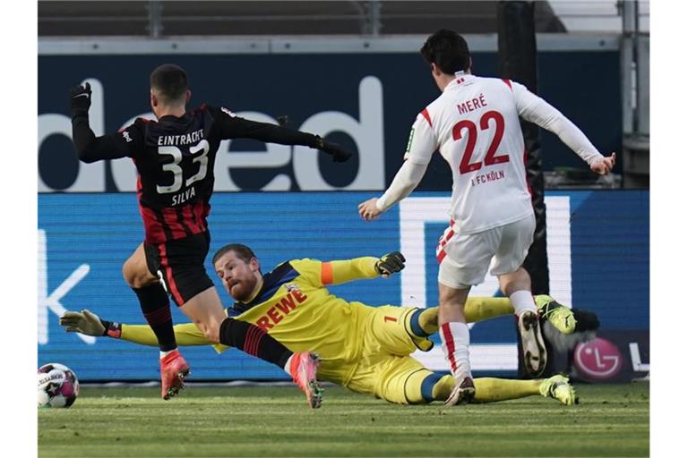 Eintracht-Torjäger André Silva (l) brachte Frankfurt beim Sieg gegen den 1. FC Köln in Führung. Foto: Thomas Frey/dpa