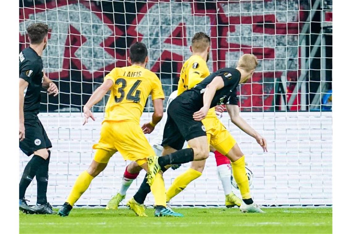 Eintrachts Martin Hinteregger (r) köpft zum 2:0. Foto: Uwe Anspach/dpa