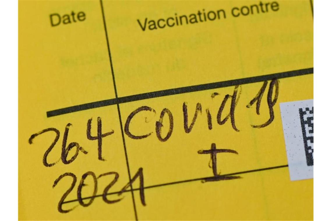 Eintrag einer Erstimpfung gegen das Coronavirus. Foto: Patrick Pleul/dpa-Zentralbild/ZB
