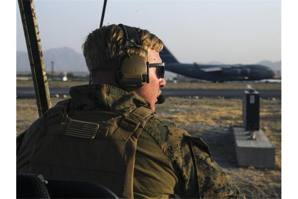 Taliban sagen Ausreisemöglichkeit nach US-Truppenabzug zu Ein US-Soldat auf dem Gelände des Kabuler Flughafens. Foto: Cpl. Davis Harris/U.S. Marine Corps via AP/dpa