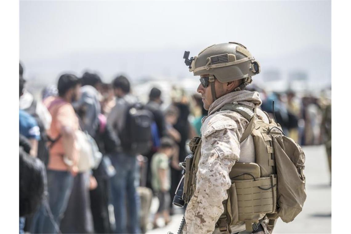 Ein US-Soldat im August während der Evakuierungsaktion am Flughafen von Kabul. Foto: Sgt. Samuel Ruiz/U.S. Marine Corps/AP/dpa