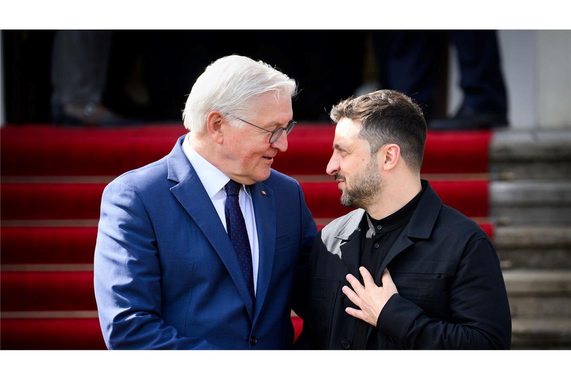 Bilder des Tages Einvernehmlich: Wolodymyr Selenskyj (r), Präsident der Ukraine, wird von Bundespräsident Frank-Walter Steinmeier nach ihrem Gespräch verabschiedet.
