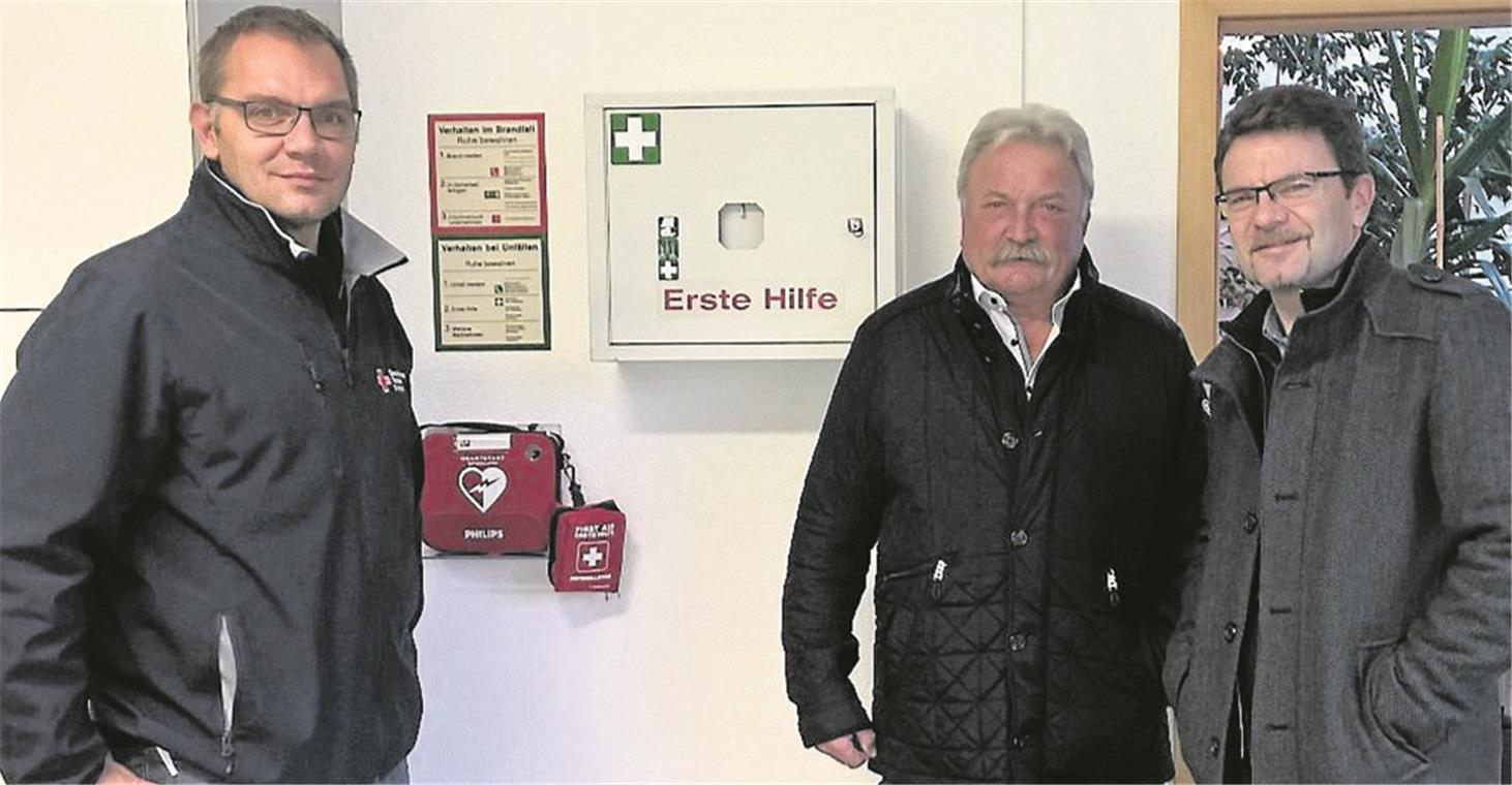 Ein wichtiger Schulterschluss gegen den Herztod Einweihung bei der Firma DIS (von links): Michael Budig, Werner Stark, Christoph Jäger. Foto: privat
