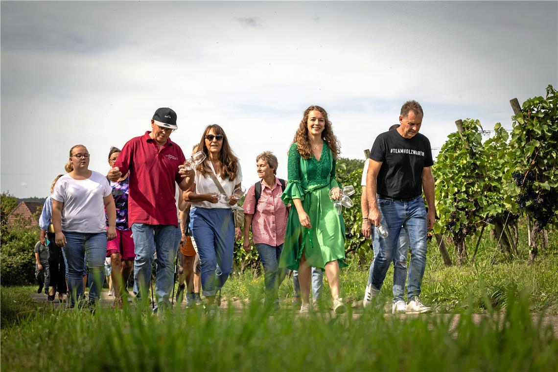 Party und Wandertag im Weinberg von Kleinaspach Einweihungsrundgang auf dem Weinwanderweg angeführt von Bürgermeisterin Sabine Welte-Hauff (Mitte mit Sonnenbrille) und Joachim Schöffler von der Weingärtnergenossenschaft Aspach (links daneben) sowie der Schwäbischen Waldfee Michelle Fuchs (in Grün) und Matthias Holzwarth von Holzwarth Weine (rechts daneben). Foto: Alexander Becher