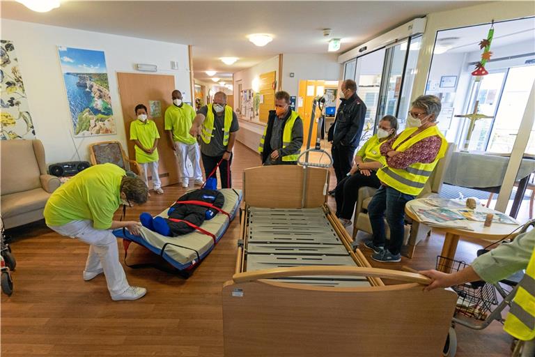 Einweisung in die Bergungsunterlagen bei der Brandschutzübung im Gemeindepflegehaus Aspach des Alexander-Stifts. Fotos: Alexander Becher