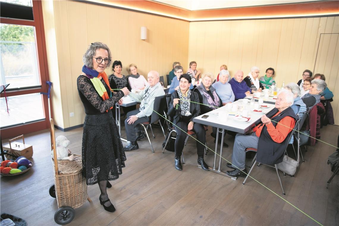 Aufforderung zum Treffen und Schwatzen Einwickeln – Auswickeln – Entwickeln: Auftakt der Aktion „Café Sahnehäubchen“ mit Wolle-Expertin Bianca Maria Uhl im Güterschuppen. Foto: A. Becher