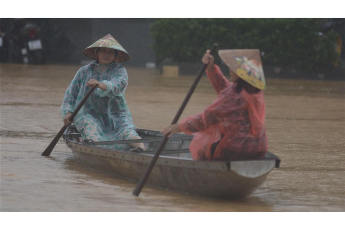 Einwohner müssen sich teilweise mit Booten auf überschwemmten Straßen fortbewegen. (Archiv)