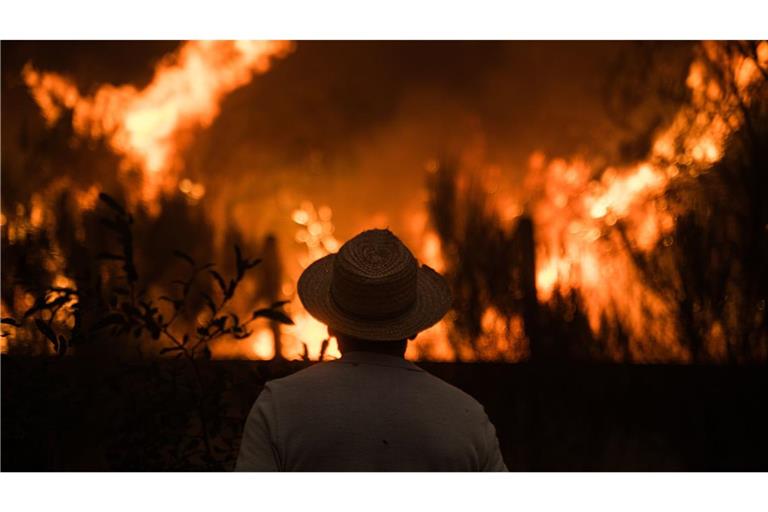Einwohner von Cualedro in der Provinz Ourense, Galicien, Spanien, beobachten die Ausbreitung des Feuers.