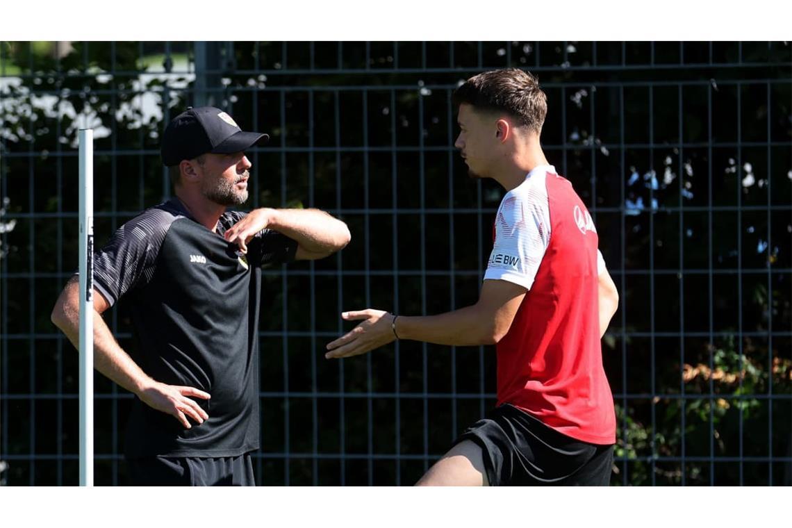 Einzelgespräch vor dem Training: Trainer Sebastian Hoeneß, Dzenan Pejcinovic (VfB)