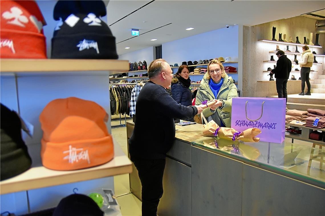 Fröhliche Kunden mit verhaltener Kauflaune Einzelhändler Markus Sammet will den Kunden Abwechslung und Freude bieten. Auch wenn die Kauflaune verhalten ist, versucht der Ladeninhaber, die Dinge positiv zu nehmen.