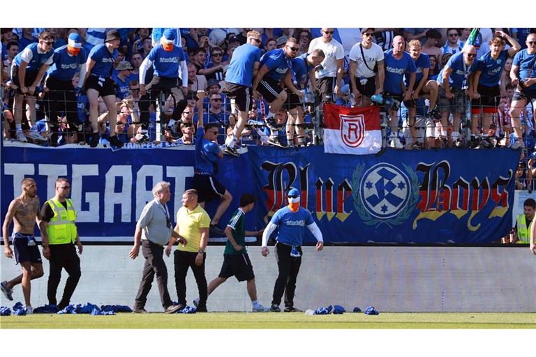 Einzelne  Kickers-Fans kletterten über den Zaun.