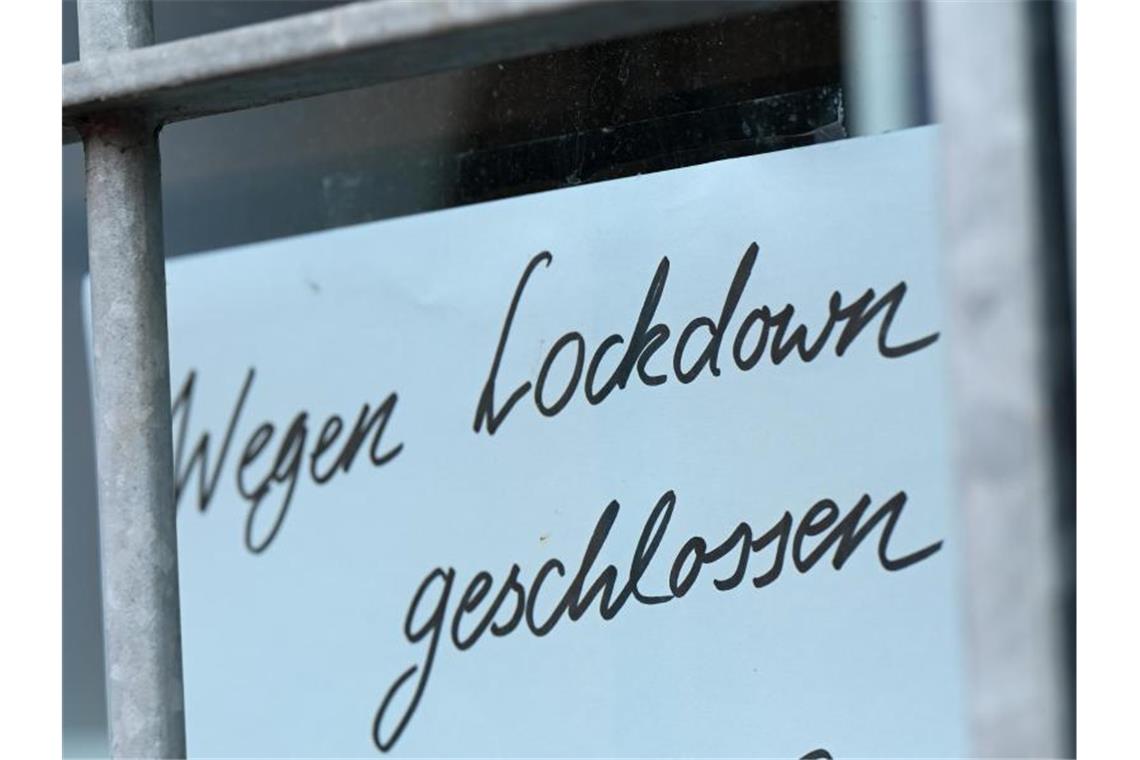 Wirtschaft hofft auf klare Öffnungsstrategie Ein Zettel weist auf ein geschlossenes Geschäft hin. Foto: Arne Dedert/dpa/Symbolbild/Archiv
