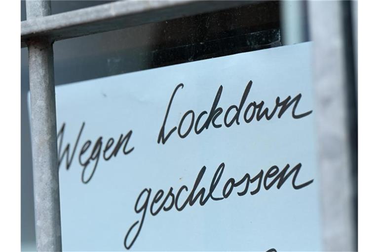 Ein Zettel weist auf ein geschlossenes Geschäft hin. Foto: Arne Dedert/dpa/Symbolbild/Archiv