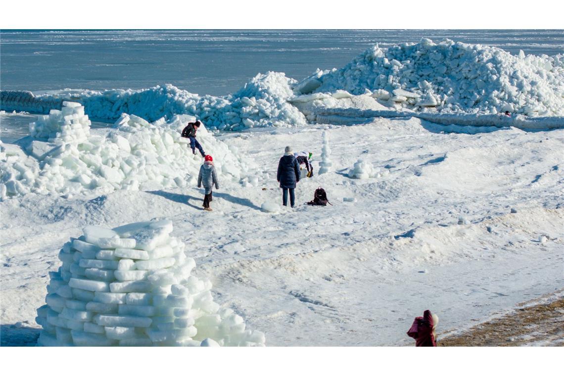 Eis soweit das Auge reicht, gibt es derzeit am Ostseestrand von Zempin auf Usedom.