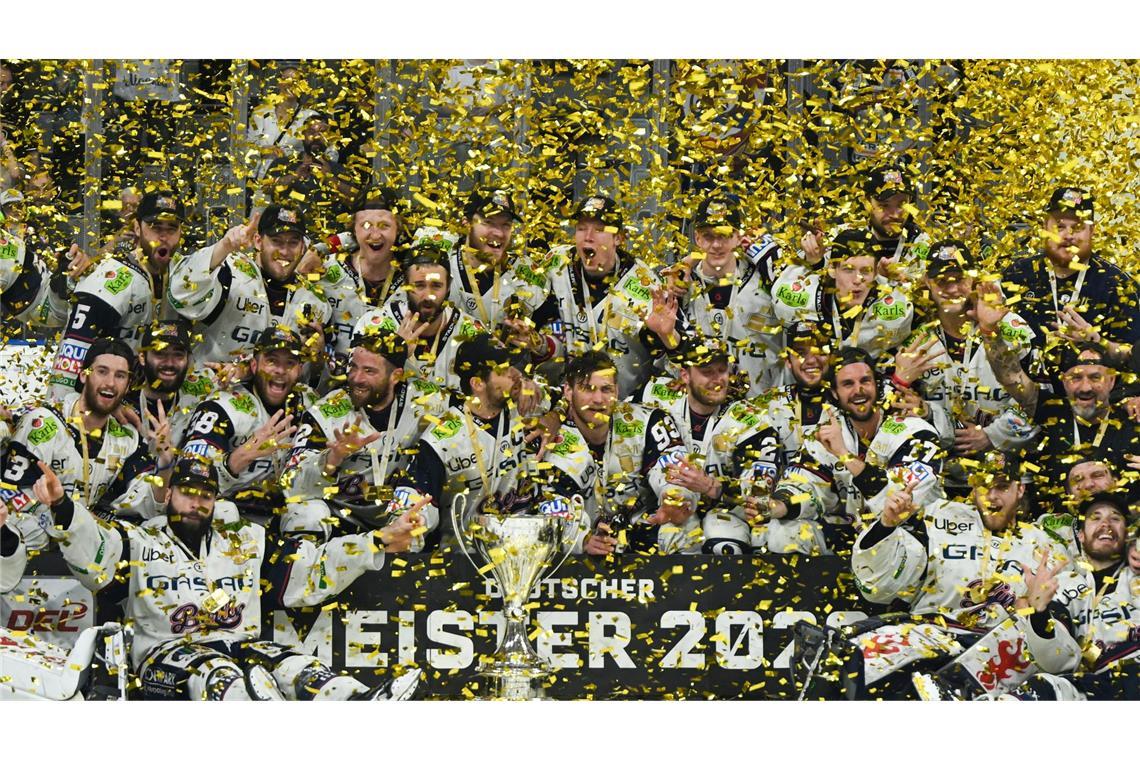 Eisbären Berlin bejubeln den Gewinn der Deutschen Meisterschaft