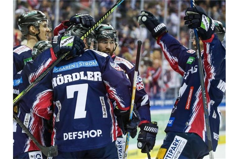 Eisbären-Profis jubeln nach Ortegas 3:2 Treffer. Foto: Andreas Gora/dpa