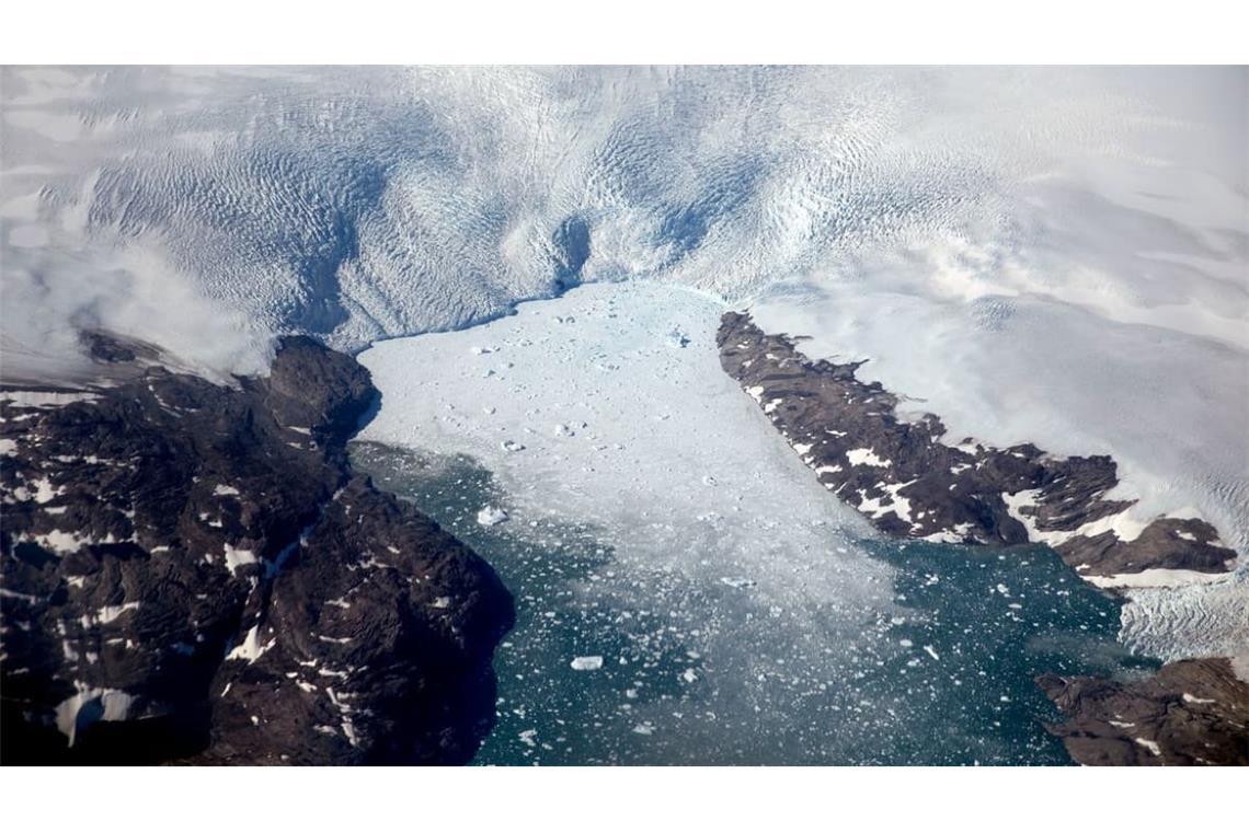 Eisberge brechen von einem Gletscher in einen Fjord in Grönland. 