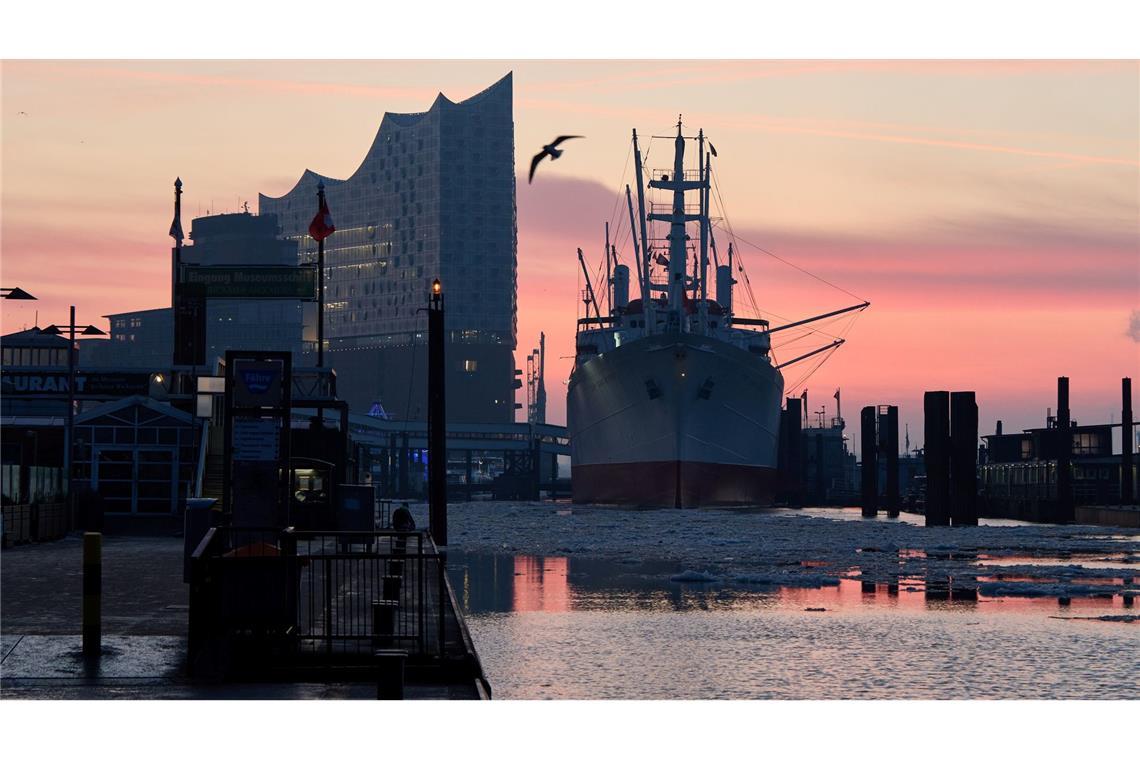 Eisbrocken liegen in der Elbe im Hafen. Im Hintergrund ist die Elbphilharmonie zu sehen.