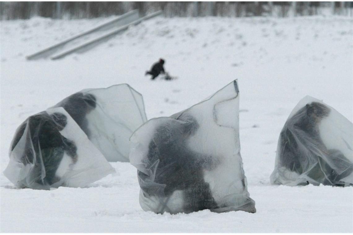 Eisfischen: Hierbei handelt es sich um eine Angelpraktik, bei der die Fische aus zugefrorenen Meeren oder Seen durch Eislöcher gefischt werden. Eisfischen ist überall dort verbreitet, wo’s bitterkalt ist – neben Finnland Kanada, Norwegen, Schweden, Russland oder Kasachstan (wie hier im Bild).