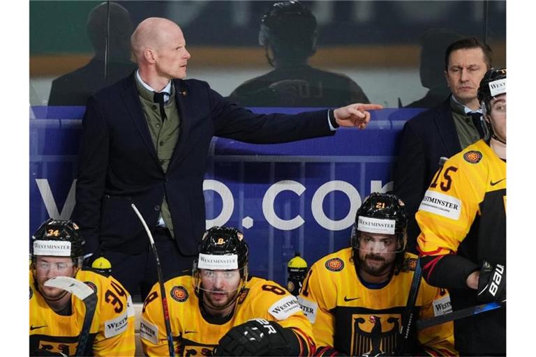 Eishockey-Bundestrainer Toni Söderholm (l) hat mit seinem Team nun Kanada vor der Brust. Foto: Roman Koksarov/dpa