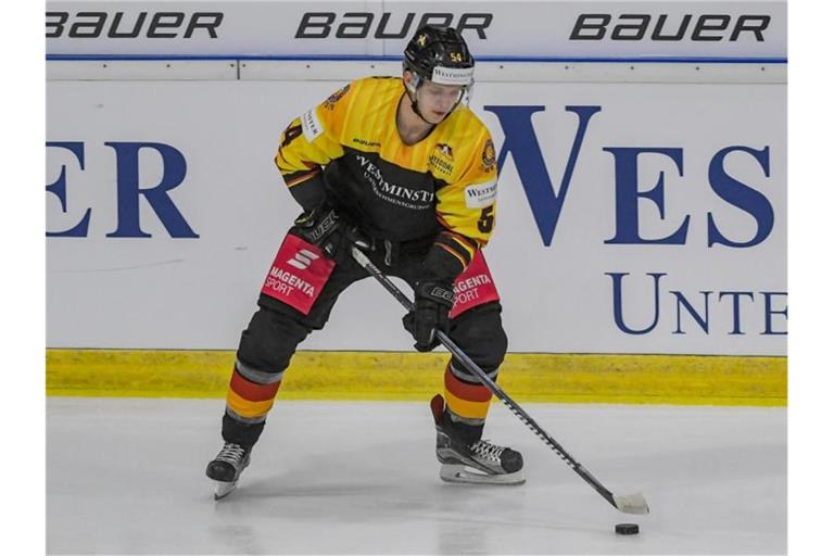 Eishockey-Nationalspieler Lean Bergmann läuft bis auf Weiteres für die Adler Mannheim auf. Foto: Armin Weigel/dpa/Archivbild