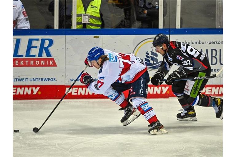 Eishockey-Spieler Florian Elias (l). Foto: Armin Weigel/dpa