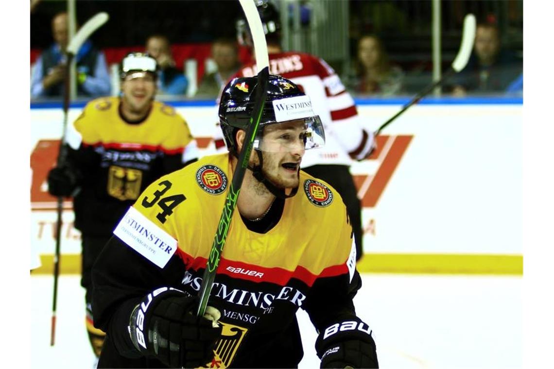 WM-Debüt für Eishockey-„Hero“ Kühnhackl Eishockey-Star Tom Kühnhackl feiert sein WM-Debüt. Foto: Stefan Diepold/eishockey-online.com/dpa