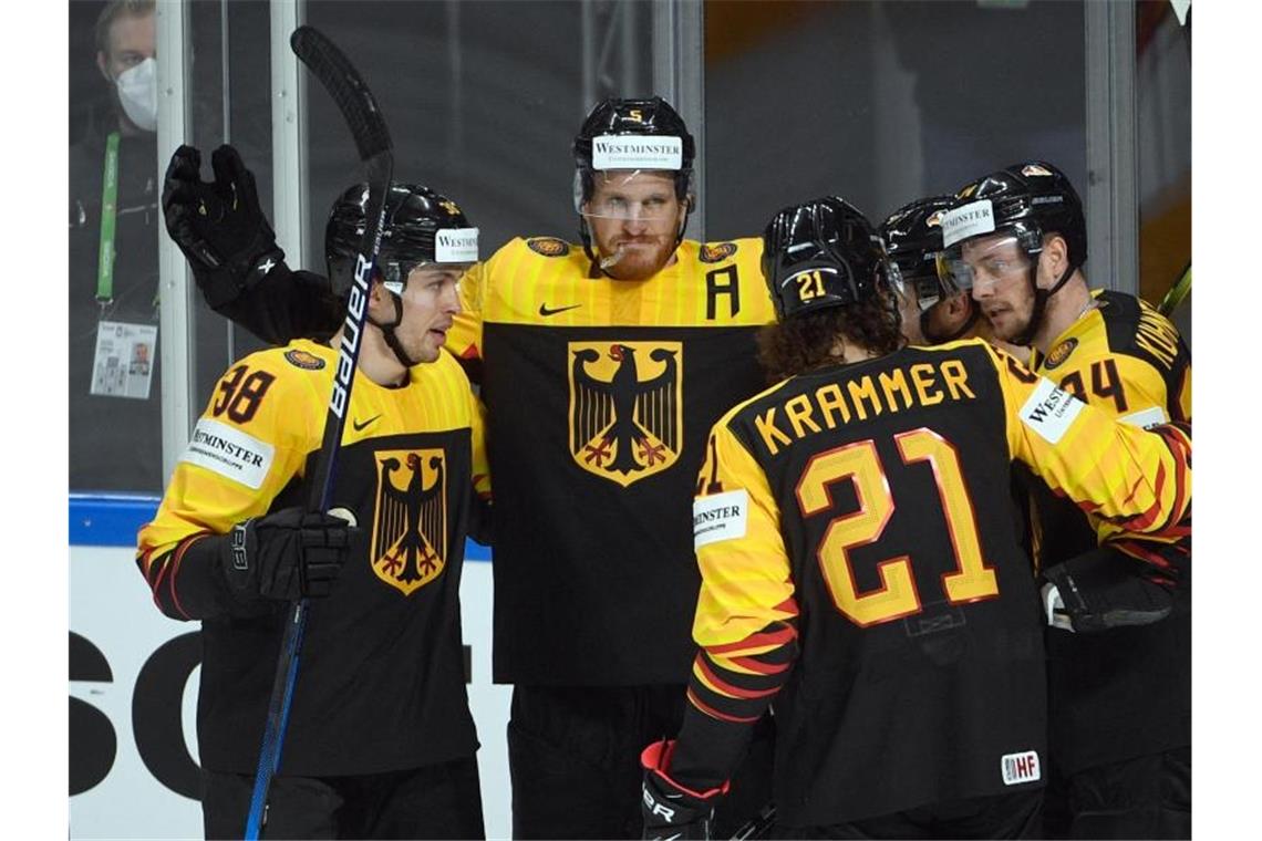 Eishockey: Weltmeisterschaft, Vorrunde, Gruppe B, Deutschland - Italien. Deutschlands Korbinian Holzer (M) und Fabio Wagner (l) jubeln über ein Tor. Foto: Roman Koksarov/dpa