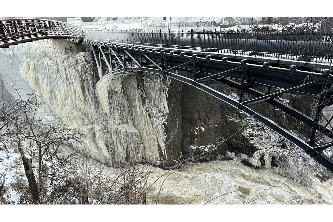 Eiskalt: Die Temperaturen in den USA bringen sogar die Great Falls in Paterson zum Gefrieren.