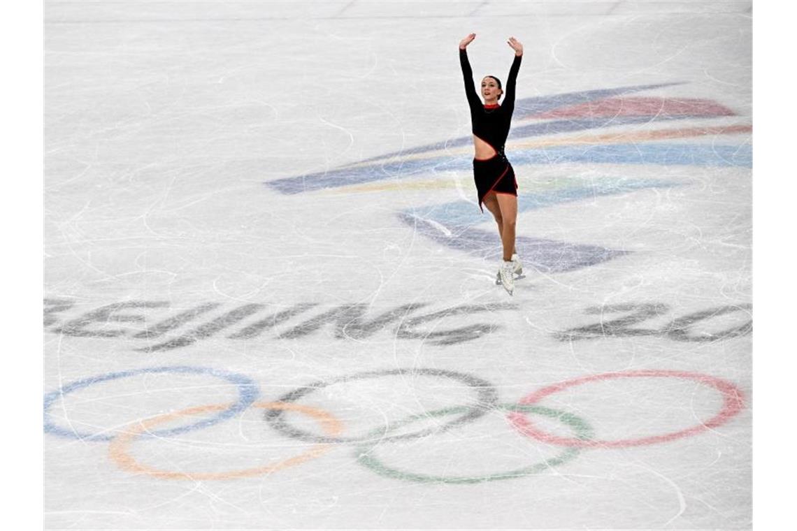 Eiskunstläuferin Nicole Schott hat sich für das Kür-Finale der Damen qualifiziert. Foto: Peter Kneffel/dpa