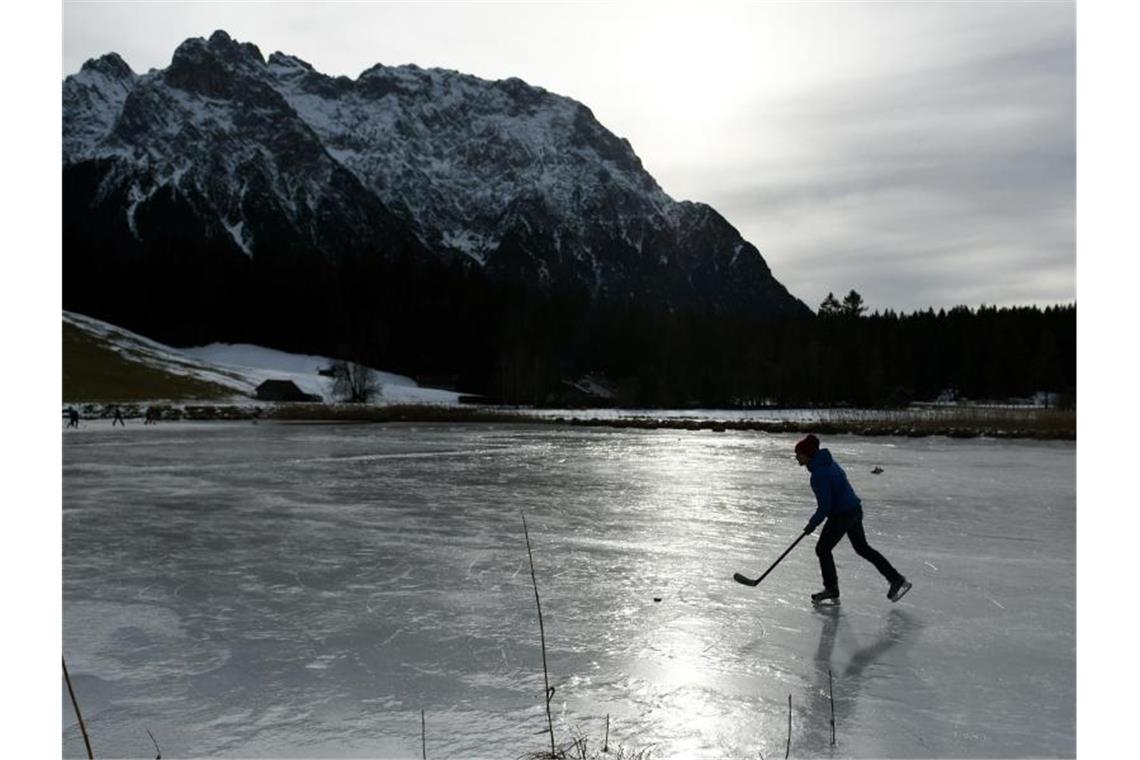 Eisläufer nutzen das Eis auf dem Schmalensee bei Mittenwald ganz im Süden Bayerns. Nicht nur an den Alpen, auch in den südlichen und östlichen Mittelgebirgen gibt es Chancen für die Bildung einer Schneedecke. Foto: Angelika Warmuth/dpa