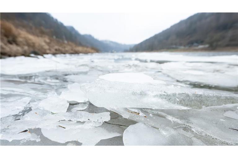Eisschollen auf der Elbe bei Bad Schandau in Sachsen.
