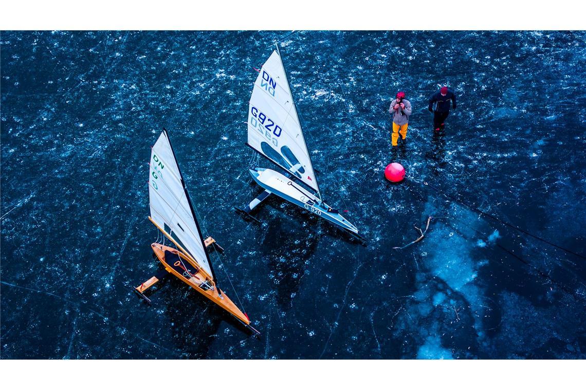 Eissegler bereiten ihre Schlitten auf der mit einer etwa 15 Zentimeter dicken Eisschicht bedeckten Kleinen Müritz für einen Testfahrt vor (Luftaufnahme mit einer Drohne).