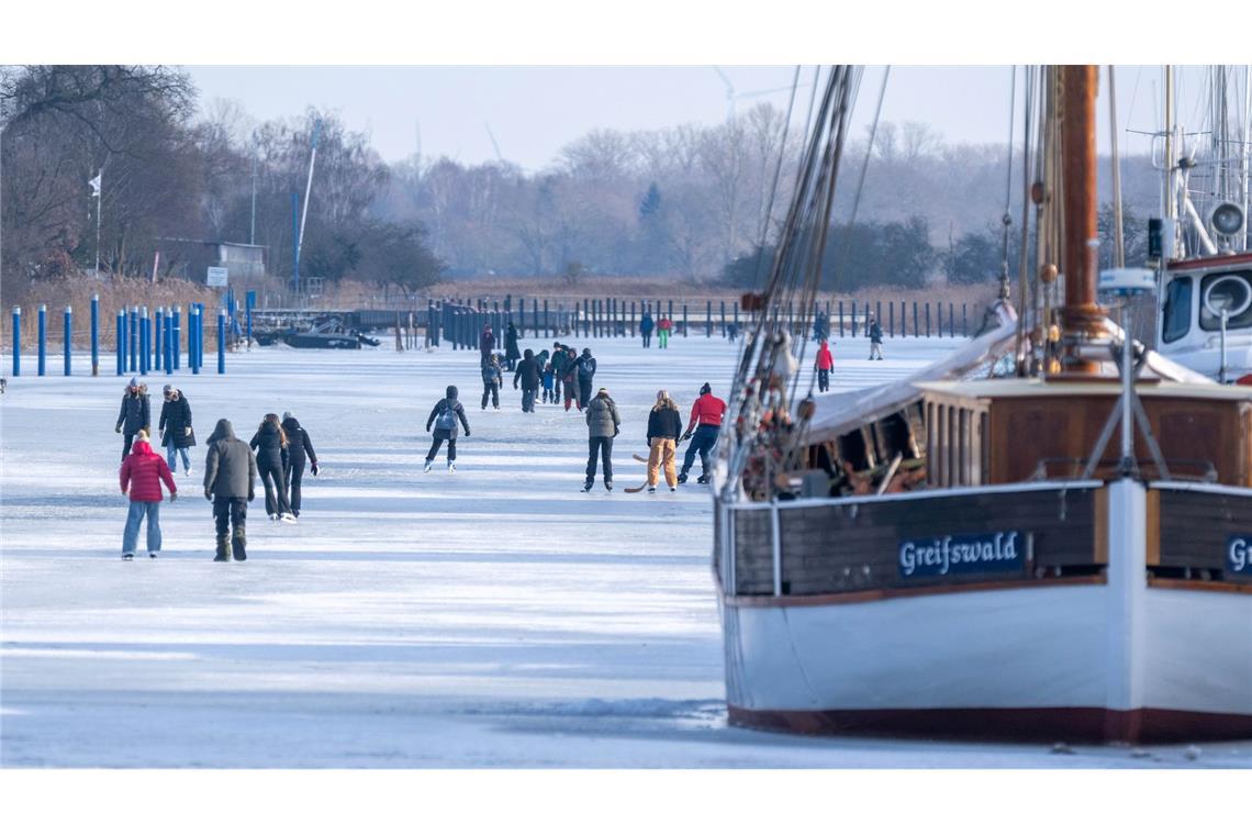 Eisvergnügen in Greifswald: Schlittschuhläufer auf dem Ryck
