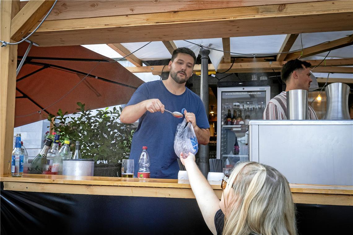 Eiswürfel auf die Hand beim Löwen.