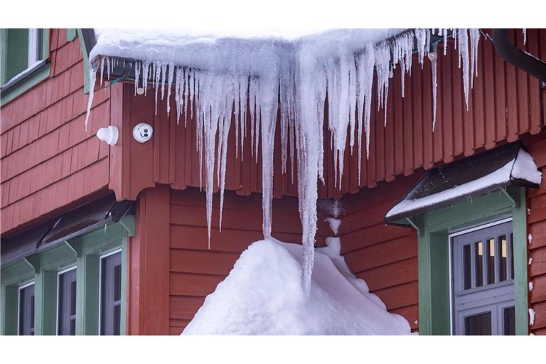 Eiszapfen an Regenrinnen oder Fallrohren können zur Gefahr werden: Herabfallende Zapfen sollten möglichst frühzeitig entfernt werden.