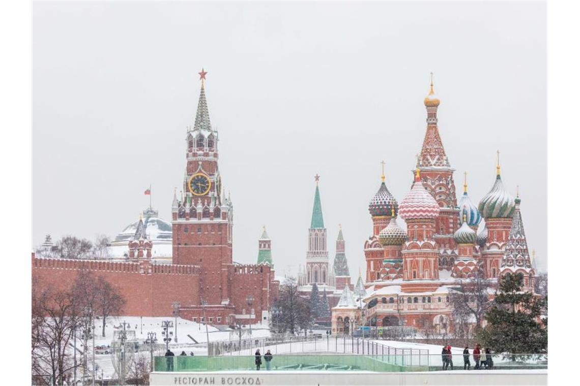 Streit mit Nato: Kreml sieht wenig Gründe für Optimismus Eiszeit zwischen Russland und der Nato: Der schneebedeckte Kreml in Moskau. Foto: Bai Xueqi/XinHua/dpa