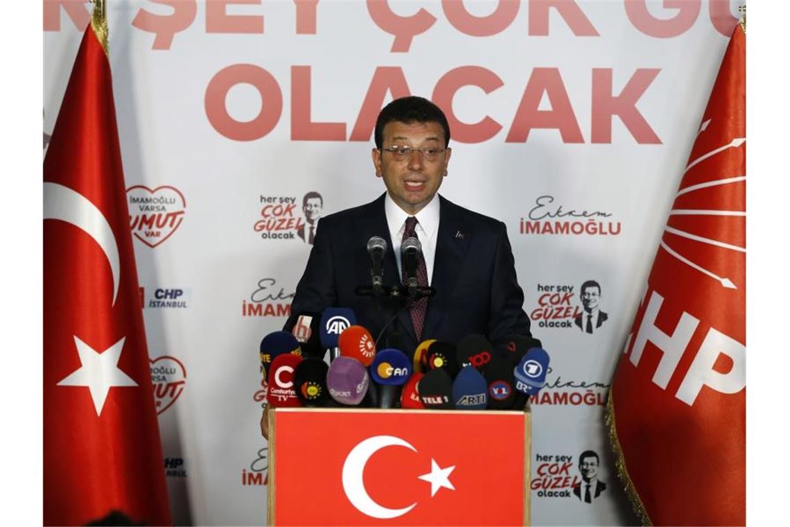Ekrem Imamoglu spricht nach seinem Wahlsieg zur Presse. Imamoglu hat nach Angaben von Anadolu rund 54,03 Prozent der Stimmen gewonnen. Foto: Lefteris Pitarakis