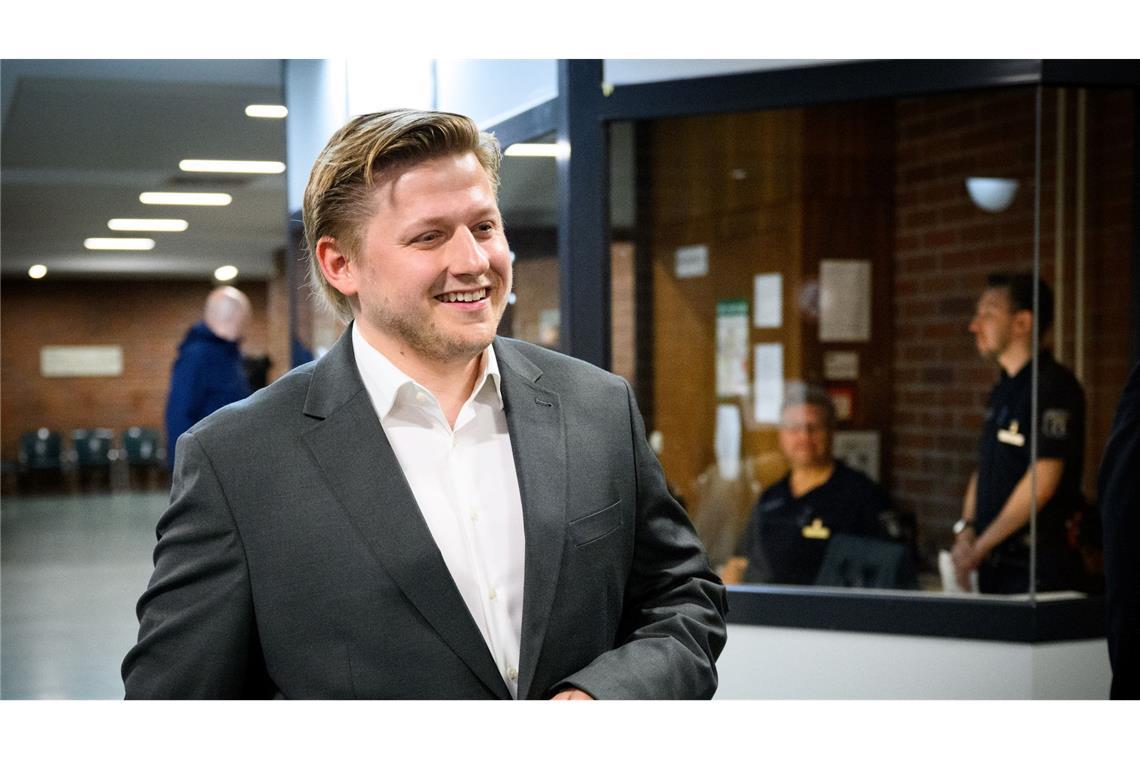 "El Hotzo" auf dem Weg zum ersten Prozess, der im Juli mit Freispruch endete. Nun muss der Satiriker erneut vor Gericht. (Archivbild)