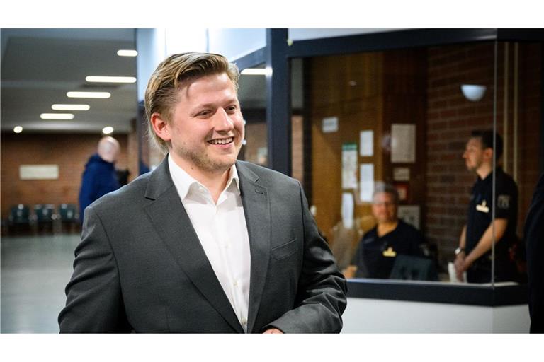 "El Hotzo" auf dem Weg zum ersten Prozess, der im Juli mit Freispruch endete. Nun muss der Satiriker erneut vor Gericht. (Archivbild)