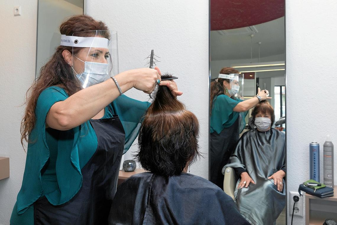 Elbida Georgiadou und Kundin Freya Erb beim ersten Haarschnitt seit der Schließung der Friseursalons vor sechs Wochen.Fotos: J. Fiedler