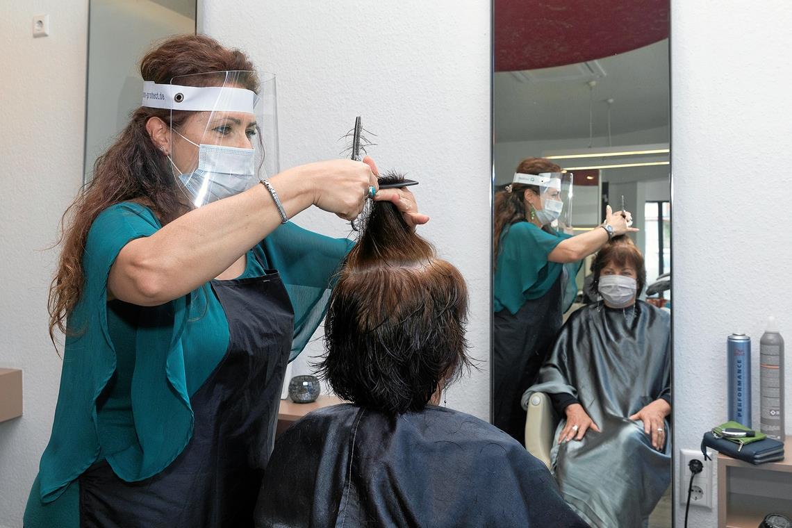 Alle wollen einen Haarschnitt Elbida Georgiadou und Kundin Freya Erb beim ersten Haarschnitt seit der Schließung der Friseursalons vor sechs Wochen.Fotos: J. Fiedler