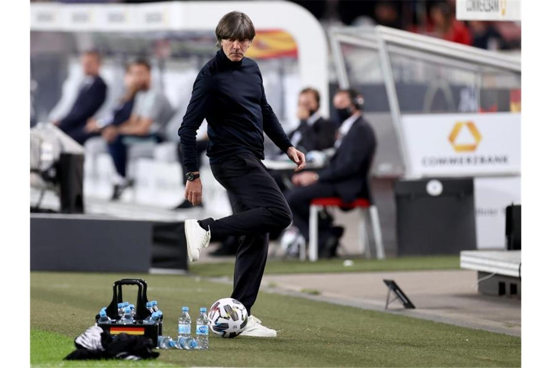 Bitteres Remis gegen Spanien - Werner-Tor reicht nicht Elegant gestoppt: Bundestrainer Joachim Löw. Foto: Christian Charisius/dpa