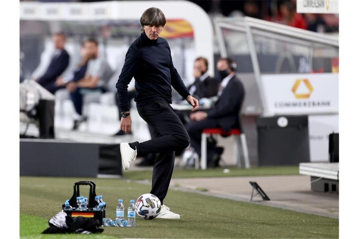 Elegant gestoppt: Bundestrainer Joachim Löw. Foto: Christian Charisius/dpa