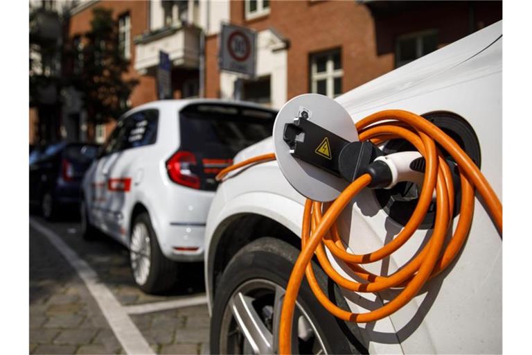 Elekroautos stehen vor einer Ladestation in einem Wohngebiet im Stadtteil Prenzlauer Berg in Berlin. Foto: Carsten Koall/dpa