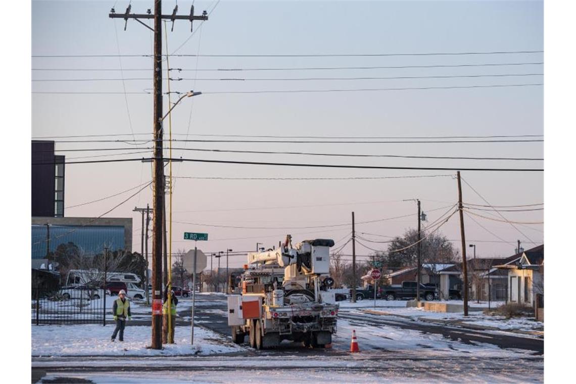 Teile der USA ächzen weiter unter Kälte - Kritik an Ted Cruz Elektriker arbeiten in Odessa an der Wiederherstellung der Stromversorgung nach einem Wintersturm. Foto: Eli Hartman/Odessa American/AP/dpa