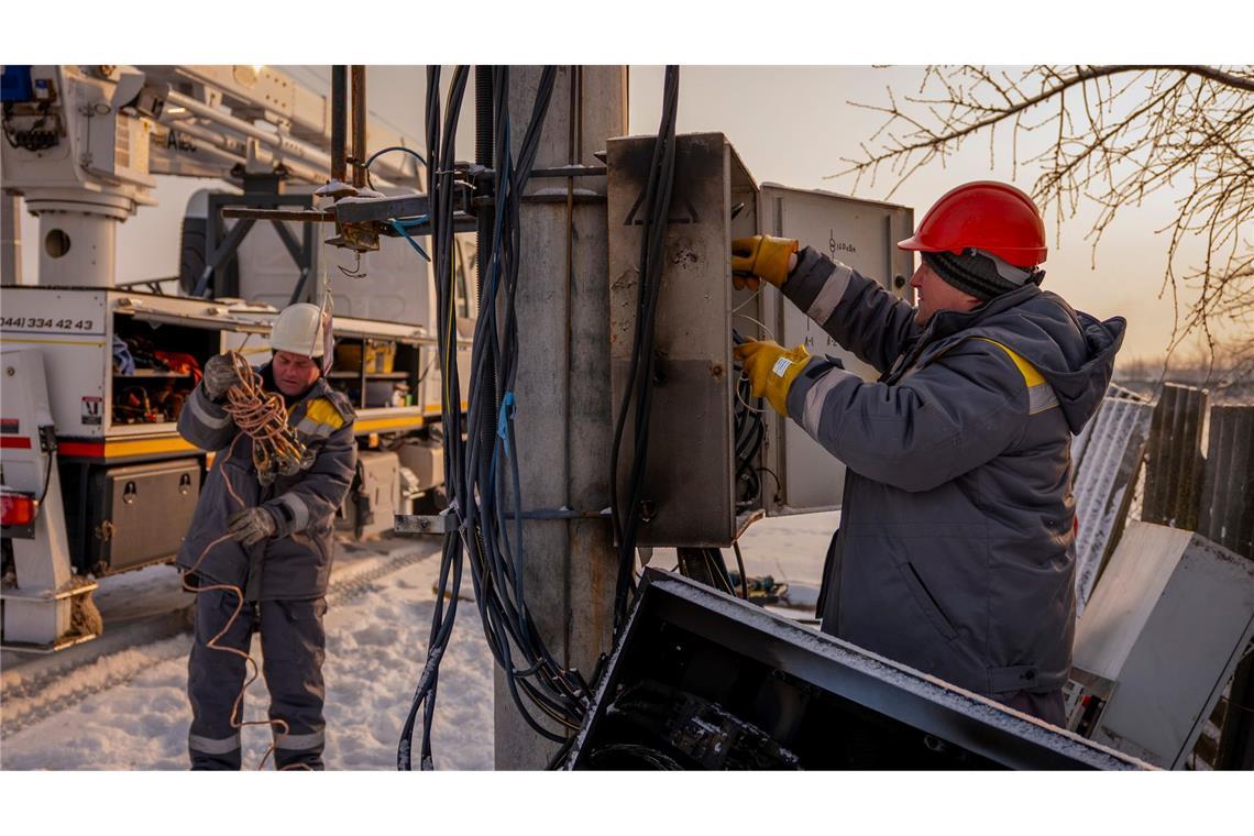 Elektriker in Kiew kämpfen um eine Wiederherstellung der Stromversorgung.