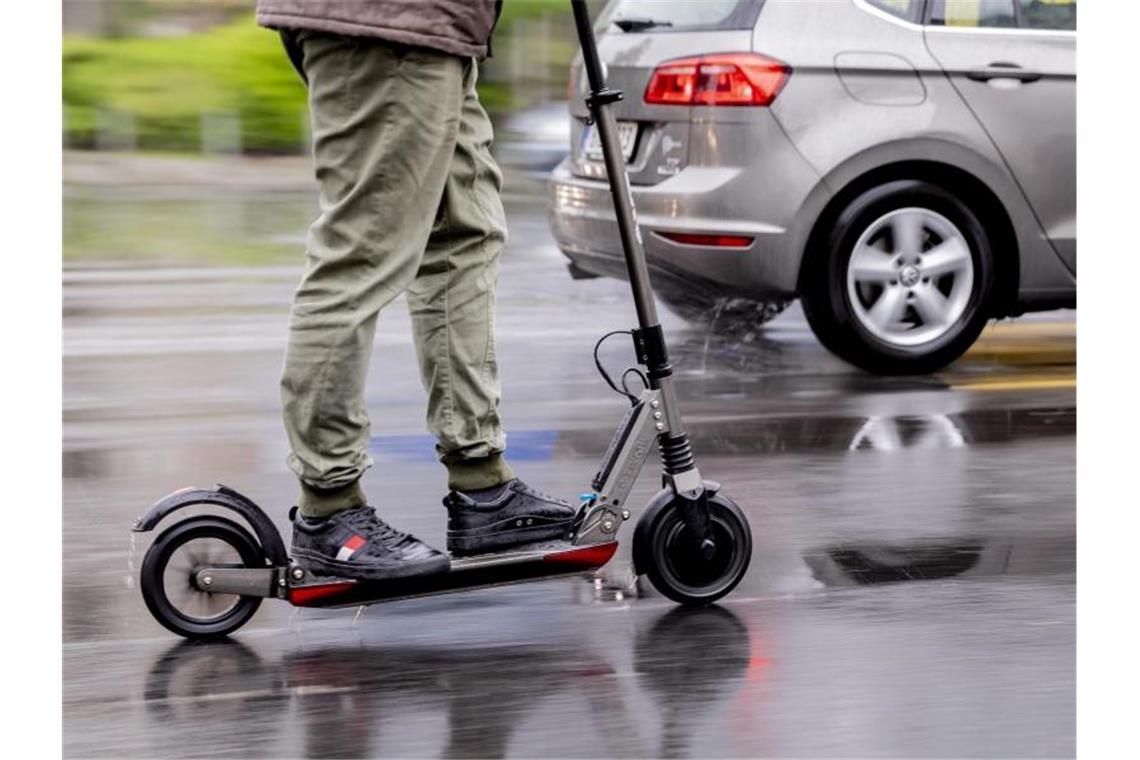 Elektro-Stehroller im Verkehr sind ähnlich unfallträchtig wie Mofas und Mopeds, betont der Gesamtverband der Deutschen Versicherungswirtschaft. Foto: Christoph Soeder/dpa